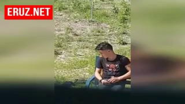 Узбек со своей телкой все же спалились за дрочкой на лавочке